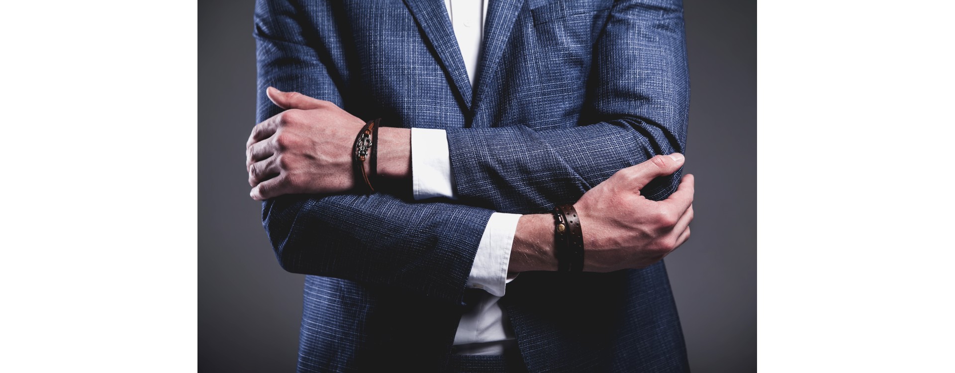 Bracelets en cuir ou en métal : quel style adopter pour homme en Tunisie ?